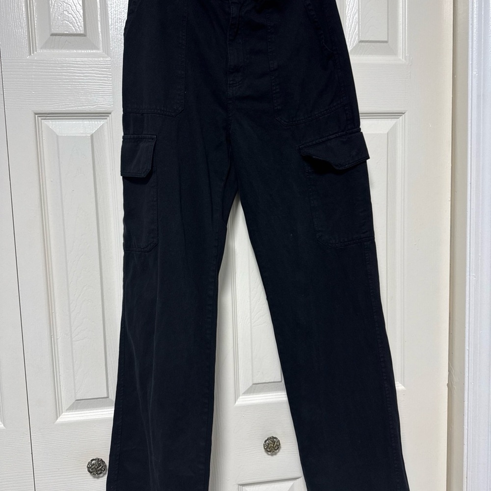 Zara Black Straight-Leg Cargo Pants with Thigh Pockets A16